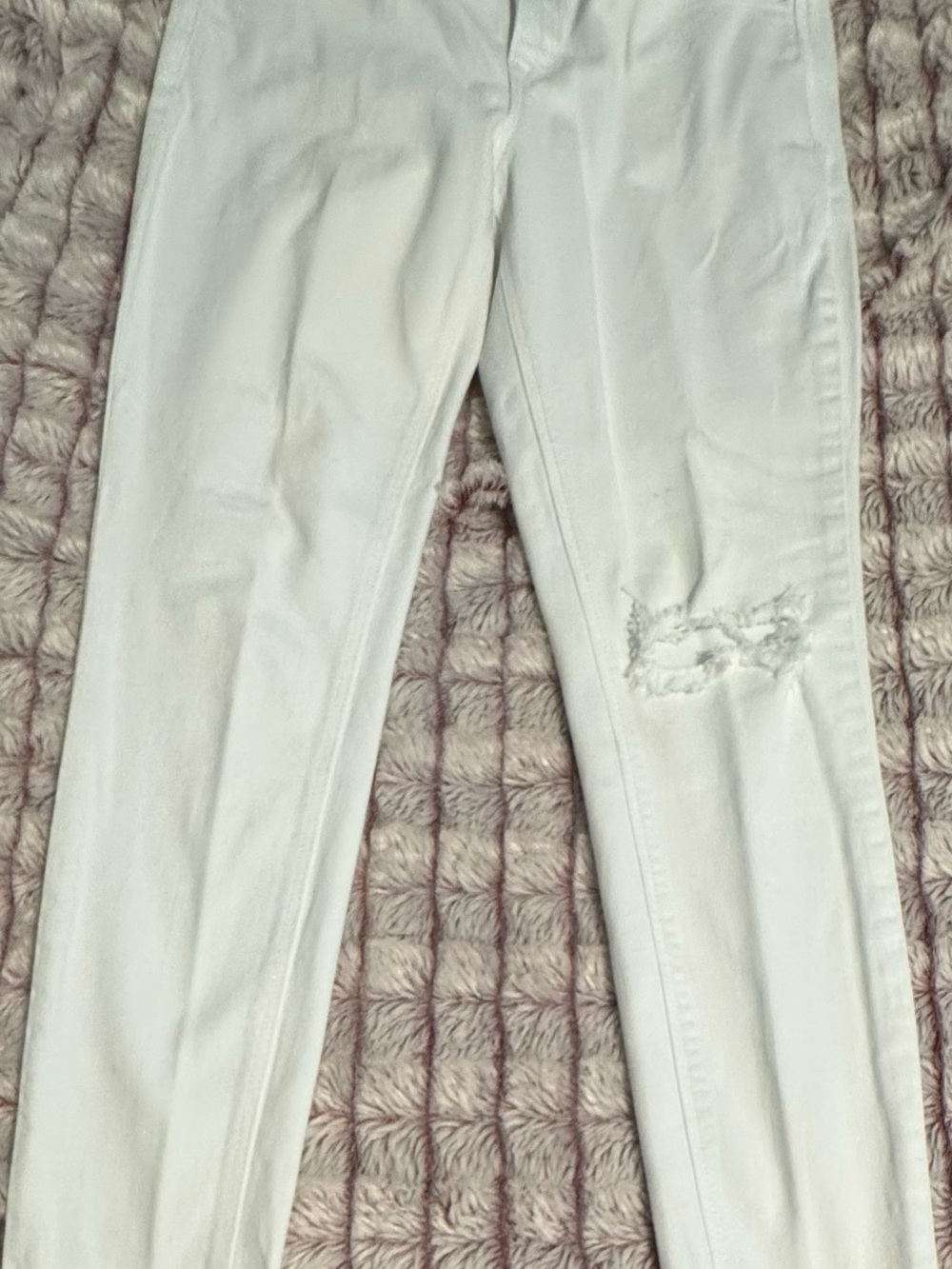 Old Navy White Women’s Skinny Jeans with Distressed Knee